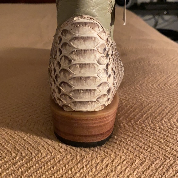 Two lovely Boots - Picture 11 of 16